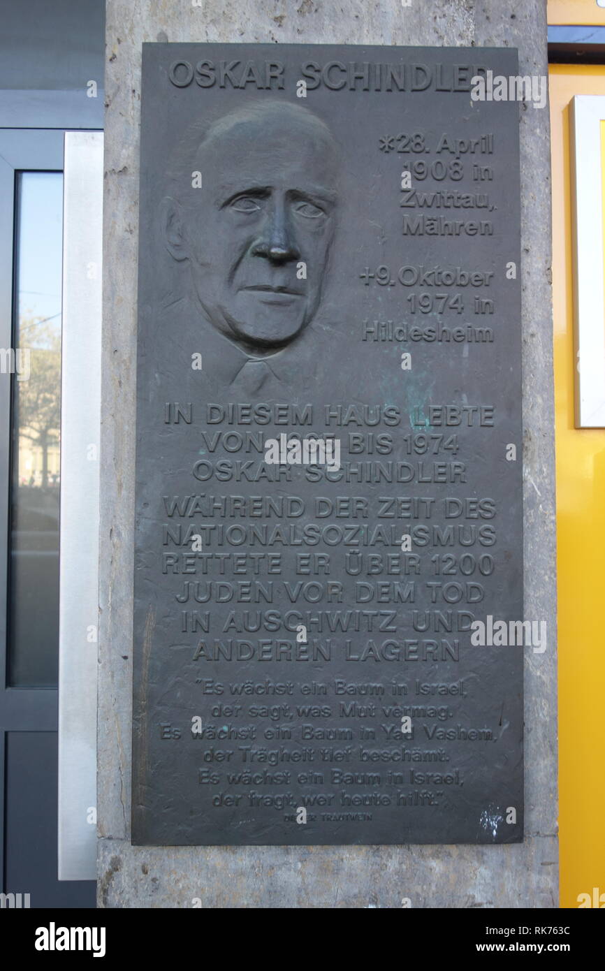 Plaque commémorative à la résidence d'Oskar Schindler en Frankfurt am mutiler où il a vécu entre 1965 et le moment de sa mort en 1974. Banque D'Images