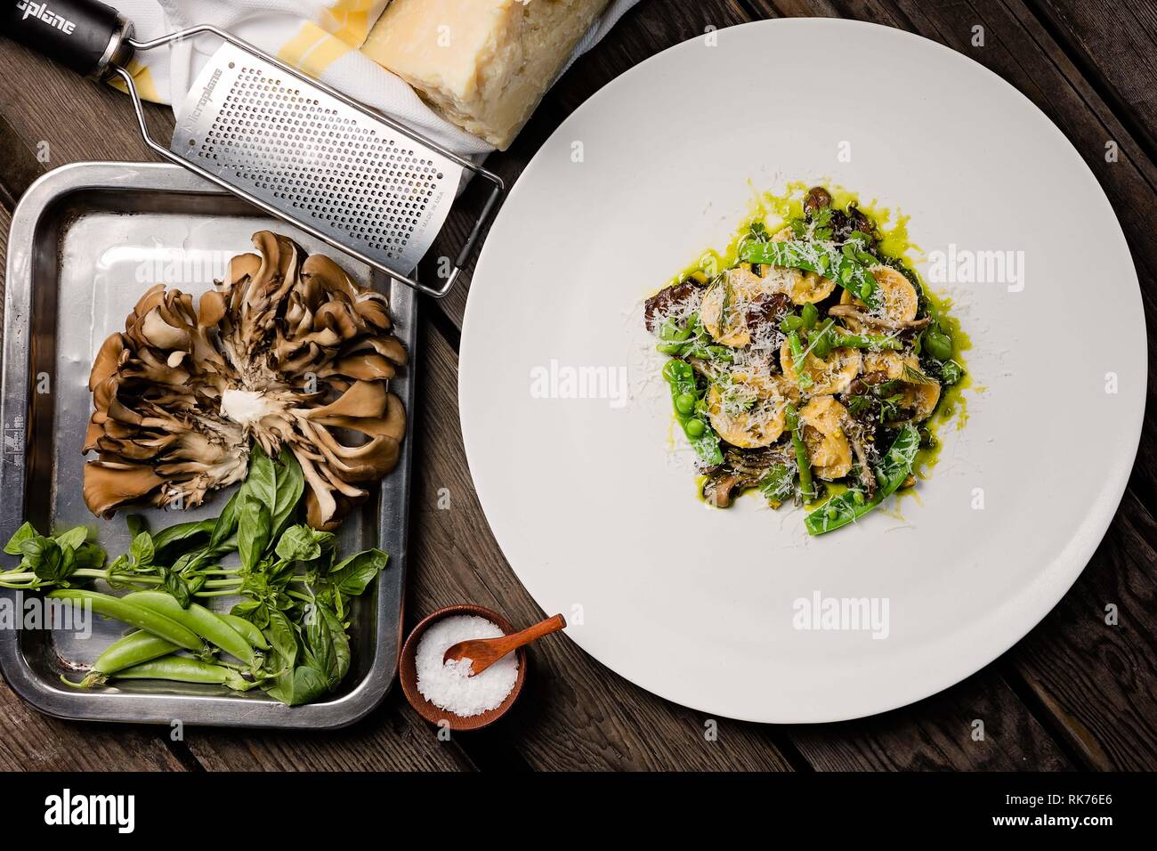 Pâtes italiennes et salade de champignons à l'edamame, aux herbes, aux épices et au parmesan rasé. Banque D'Images