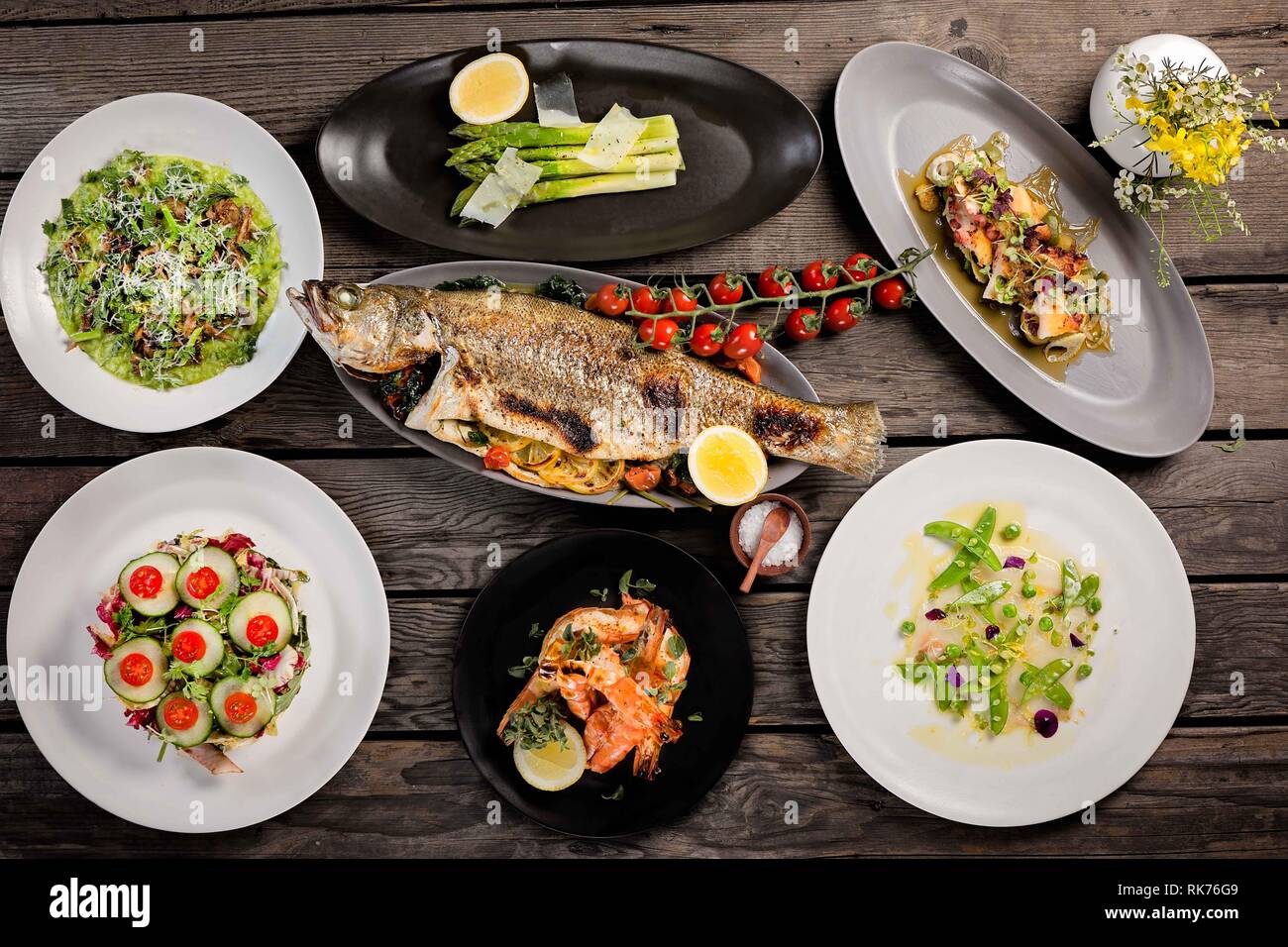 Vue de haut en bas d'une table de brunch avec une grande sélection de plats, poisson, crevettes, salades et légumes Banque D'Images