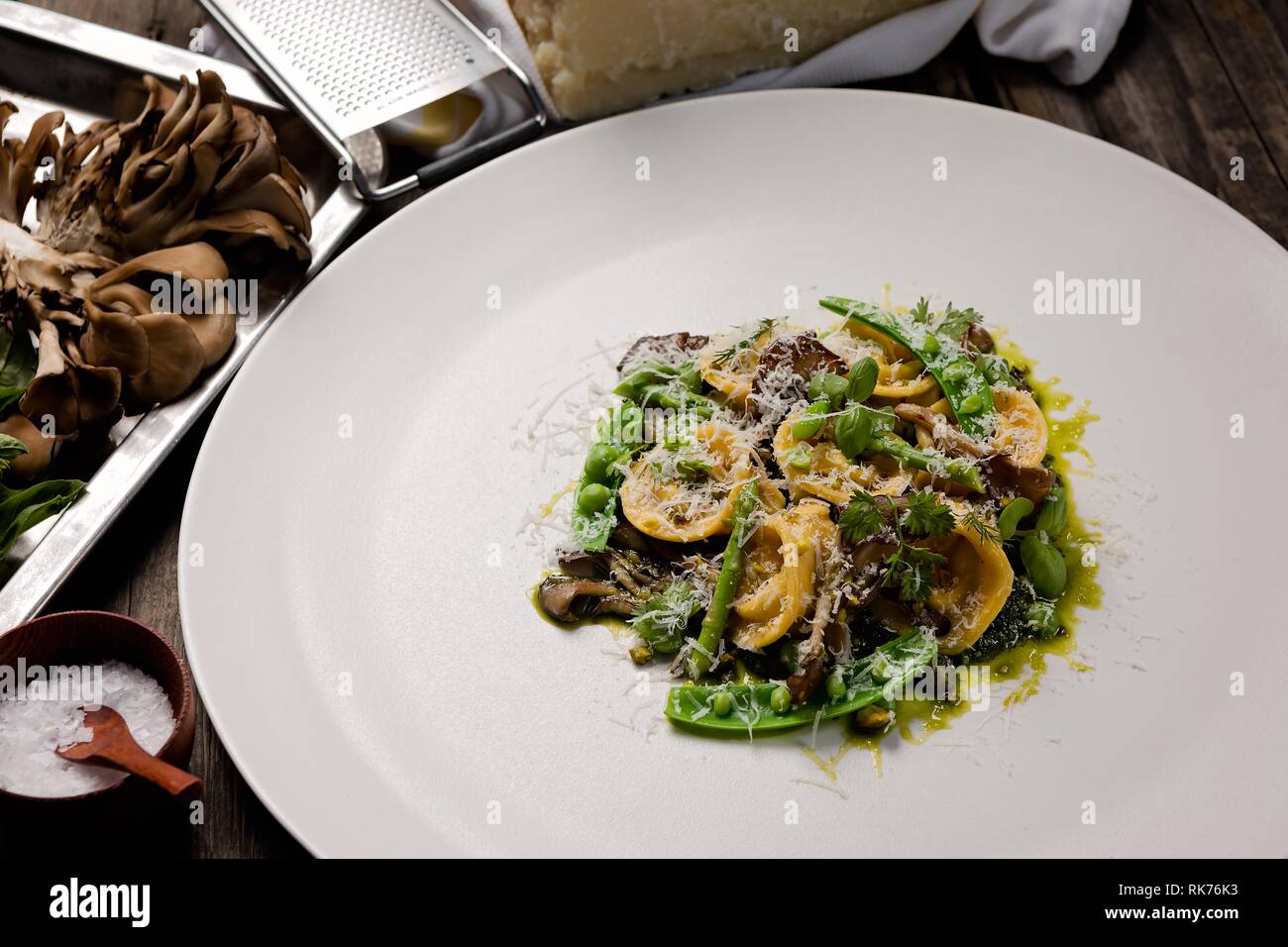 Pâtes italiennes et salade de champignons à l'edamame, aux herbes, aux épices et au parmesan rasé. Banque D'Images