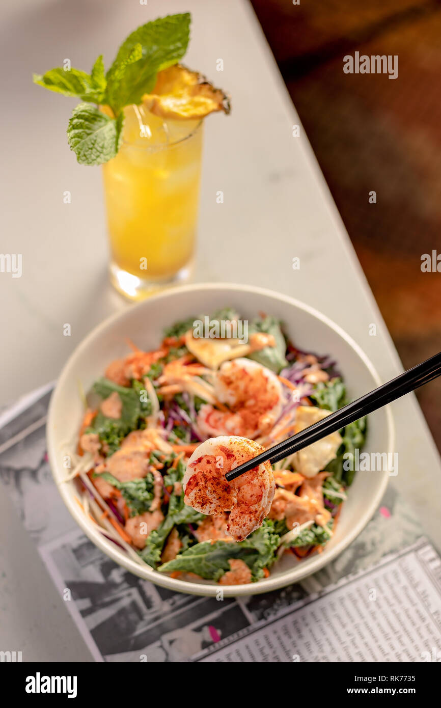 Belle et savoureuse salade thaïlandaise aux crevettes, aux épices, aux bières, aux légumes et à la viande Banque D'Images