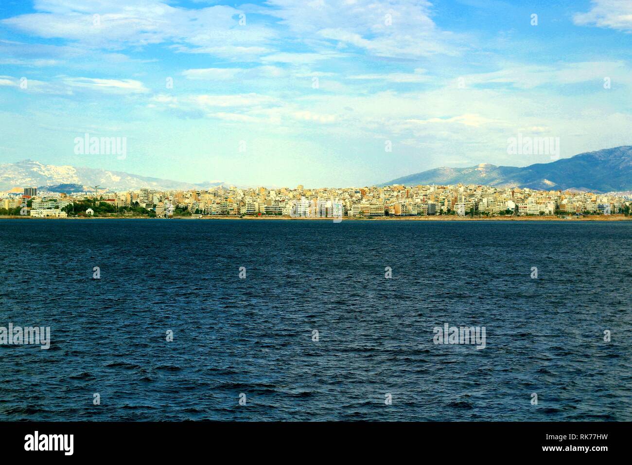 Vue panoramique sur le Pirée sur la mer avec des montagnes en arrière-plan. Athènes, Attique, Grèce Banque D'Images