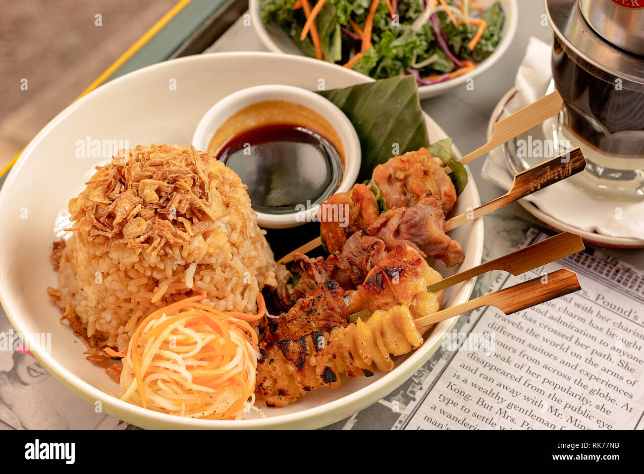 Ensemble de brochettes fraîches servi avec du riz frit, des légumes et de la sauce soja Banque D'Images