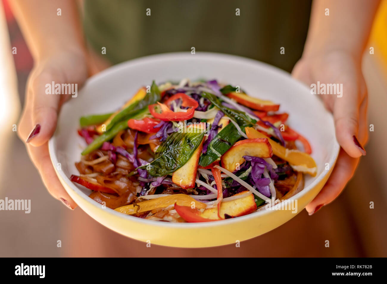 Quelqu'un tenant un plat thaïlandais avec les deux mains Banque D'Images