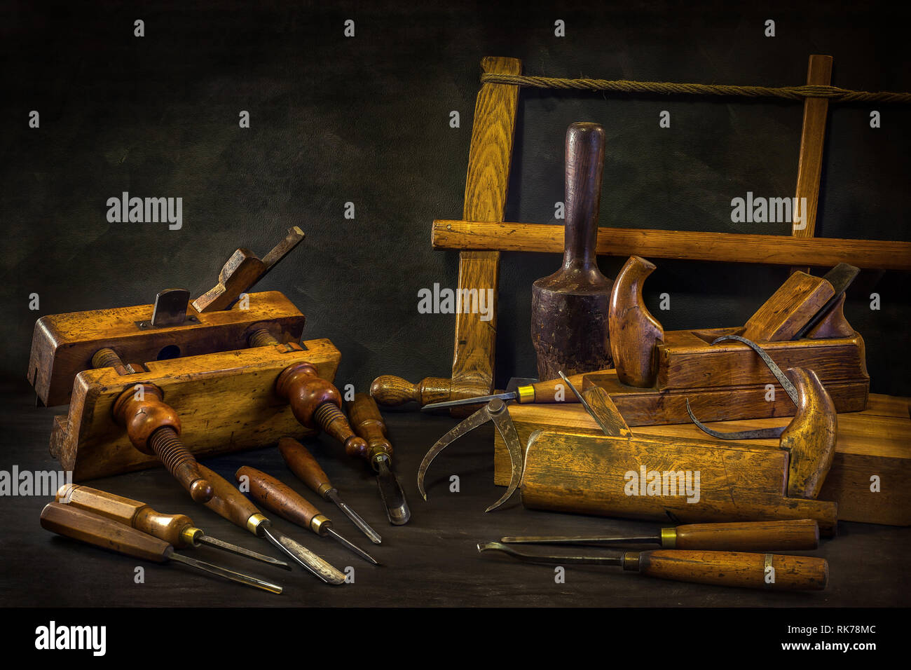 La vie toujours avec des outils de menuiserie, banc d'avions de la menuiserie, la sculpture sur bois ciseau Banque D'Images