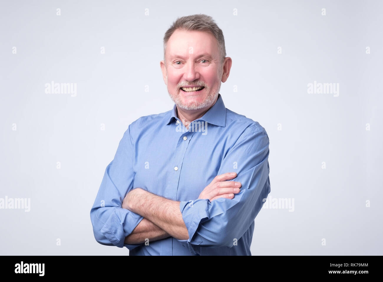 Senior man in blue shirt tout sourire Banque D'Images