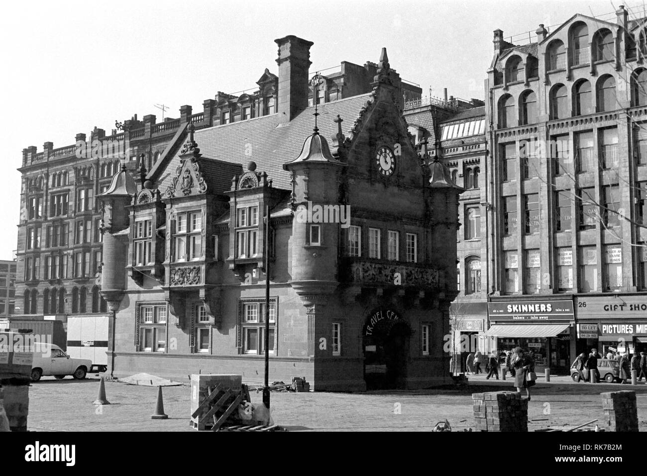 Cette fin de l'époque victorienne en grès rouge bâtiment était un bureau de réservation et le quartier général de l'original Glasgow Métro District Railway Company. Il n'est plus un centre de voyage et est maintenant un Caffe Nero café. Glasgow - 1981 Banque D'Images