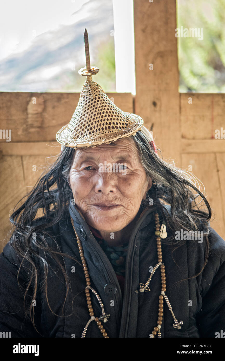 Layap vieille femme avec son chapeau conique traditionnel dans le Laya Gasa, District, le Snowman Trek, Bhoutan Banque D'Images
