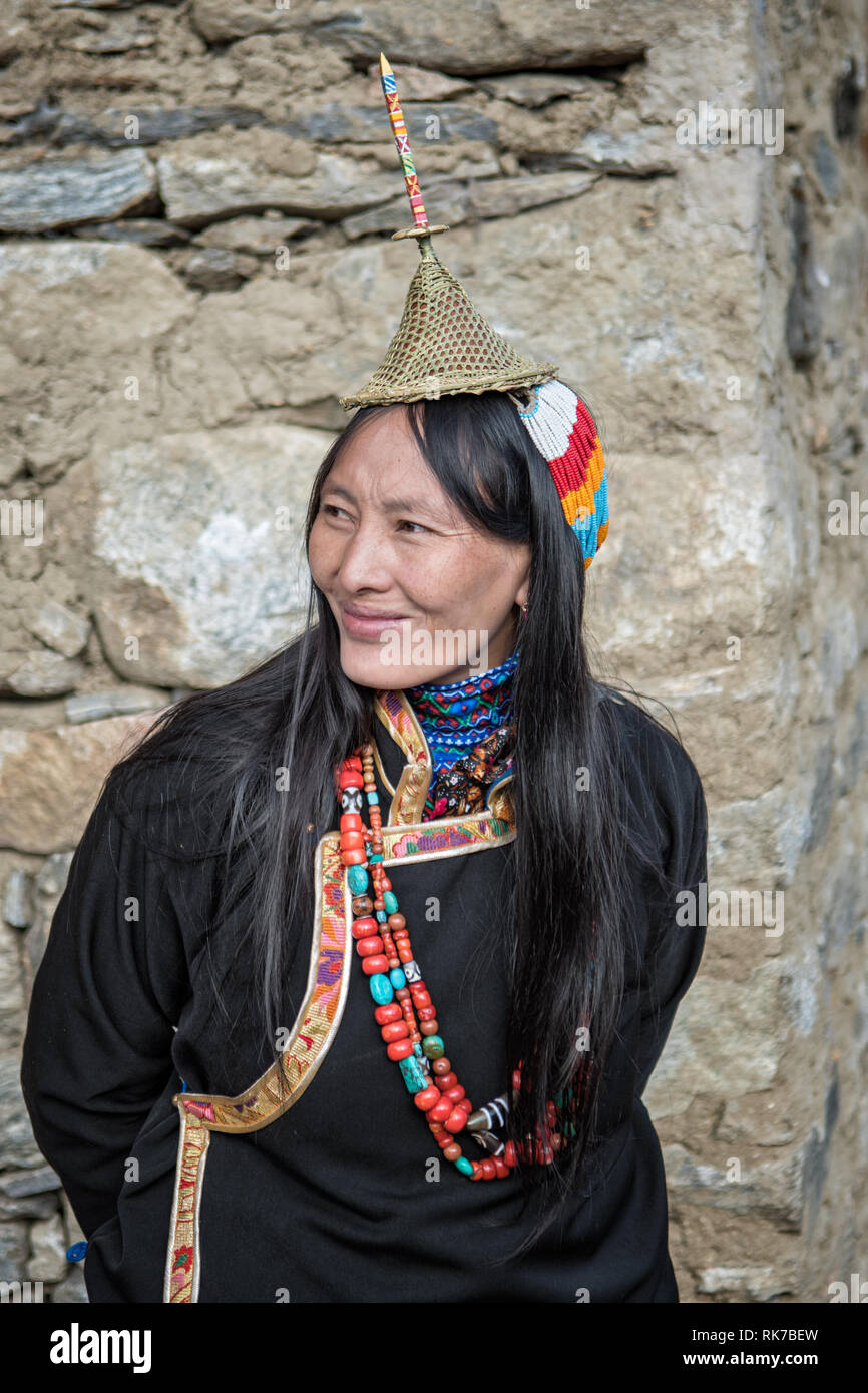 Layap sourire d'une femme en costume traditionnel de Laya Gasa, District, le Snowman Trek, Bhoutan Banque D'Images