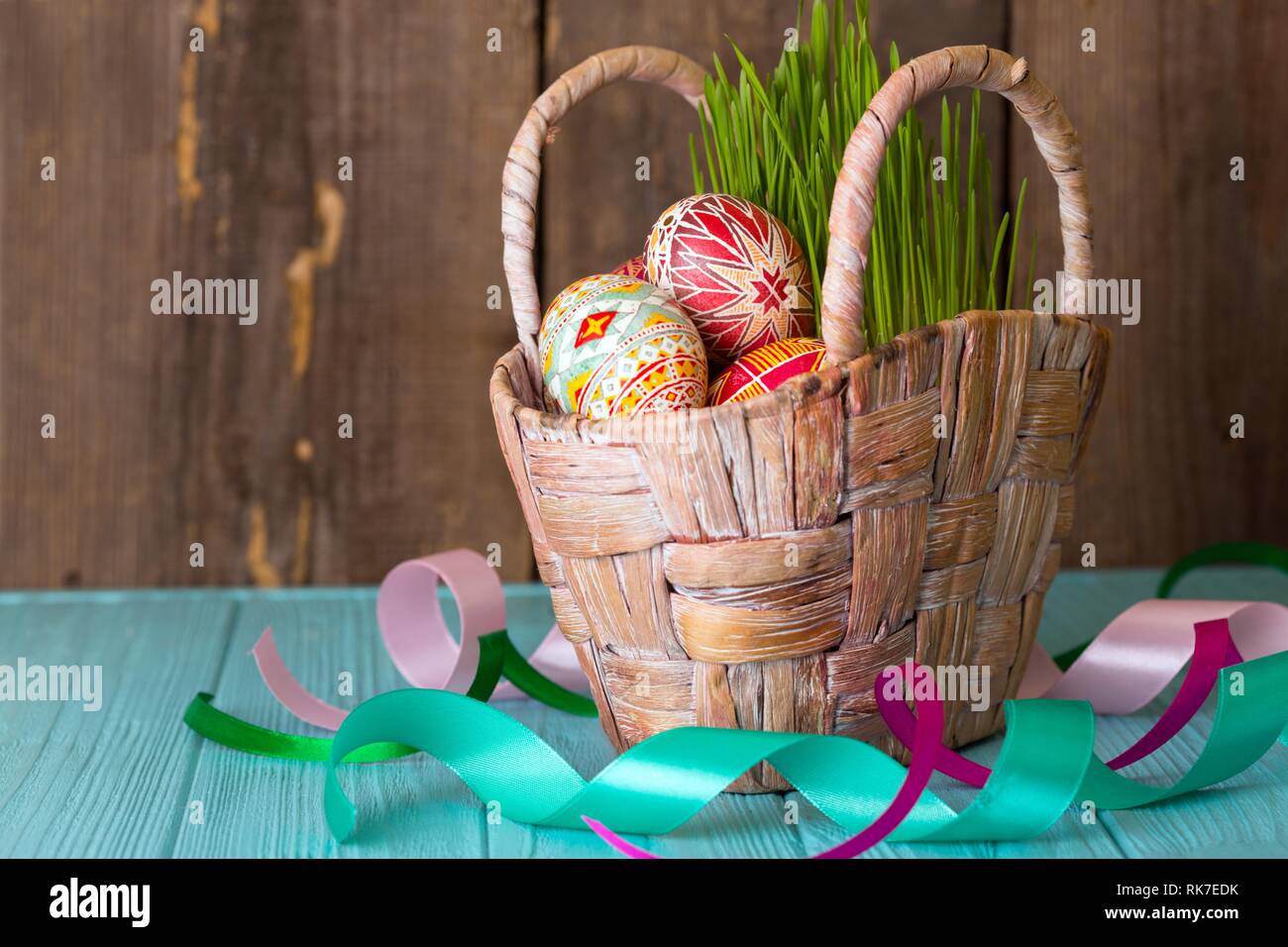 Joyeuses Pâques - un panier avec de beaux oeufs de Pâques traditionnel ukrainien Pysanka fait main. Banque D'Images