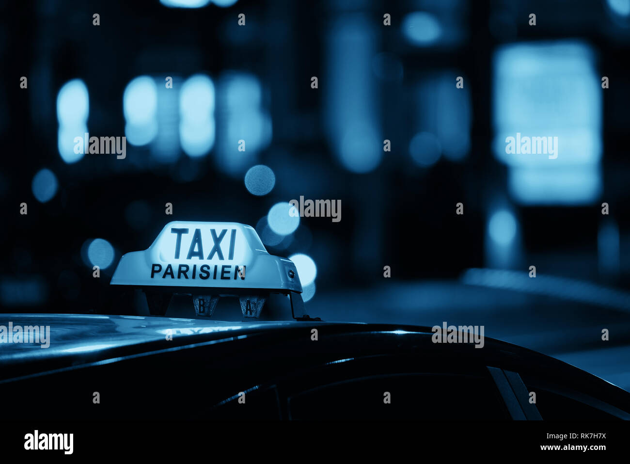Taxi la nuit dans la rue Paris bokeh Banque D'Images