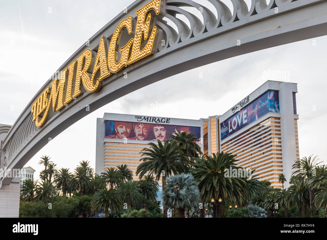 Signe de Mirage dans la lumière du jour en 2018 avec Las Vegas Strip en arrière-plan. Le Mirage est un hôtel et casino situé sur le Strip de Las Vegas, USA Banque D'Images