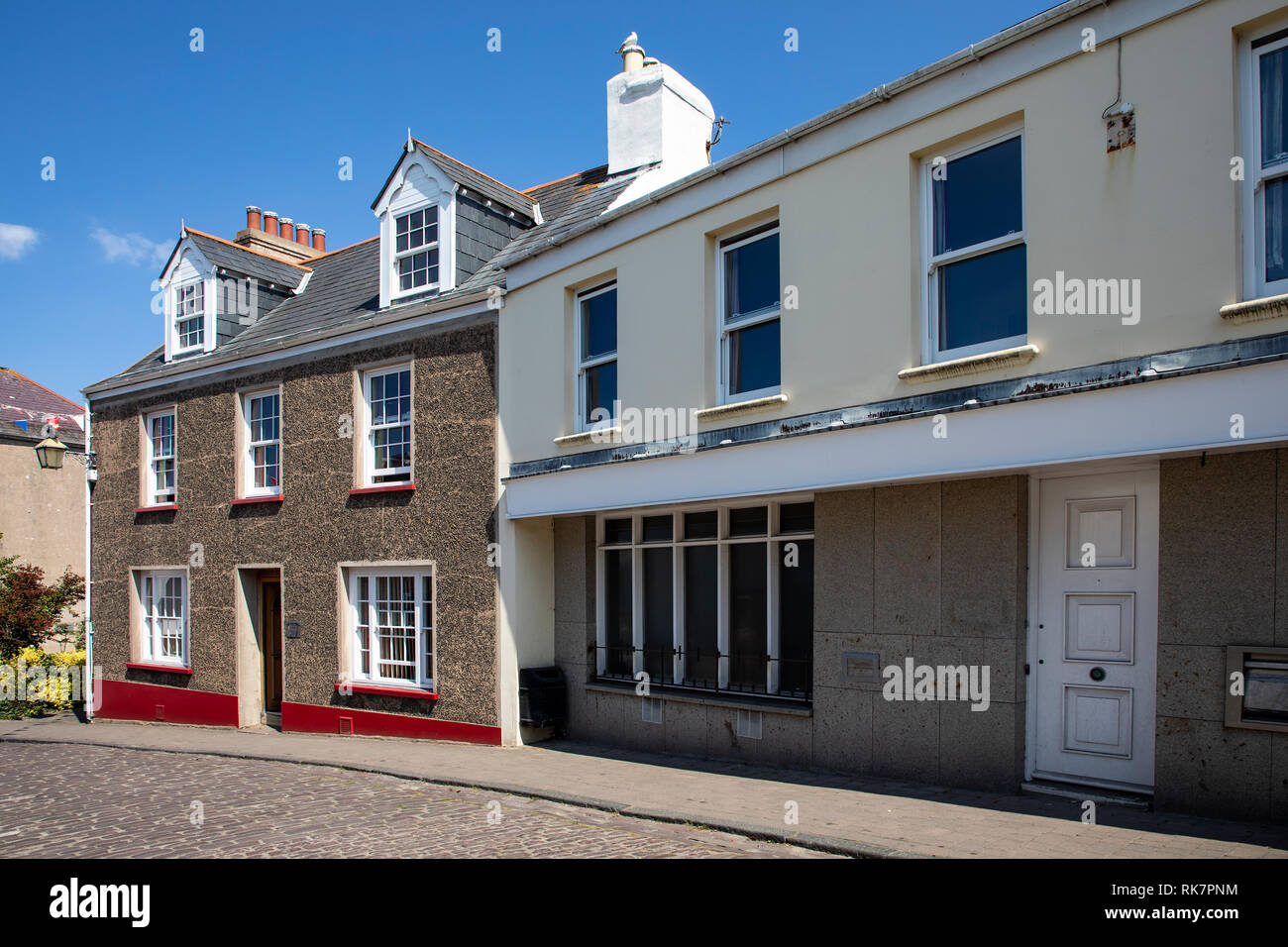 Maisons peintes de couleurs vives bien gardé au bas de la rue Victoria sur Alderney, Channel Islands. Banque D'Images