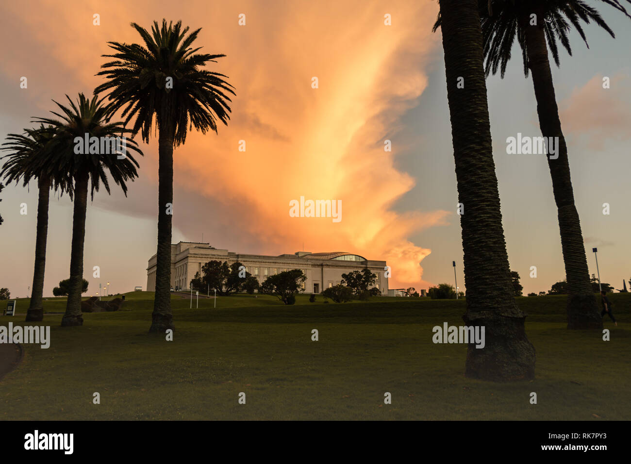 Auckland / Nouvelle-Zélande - 15 décembre 2018 : vue sur Auckland War Memorial Museum au coucher du soleil avec ciel orange à Auckland Banque D'Images