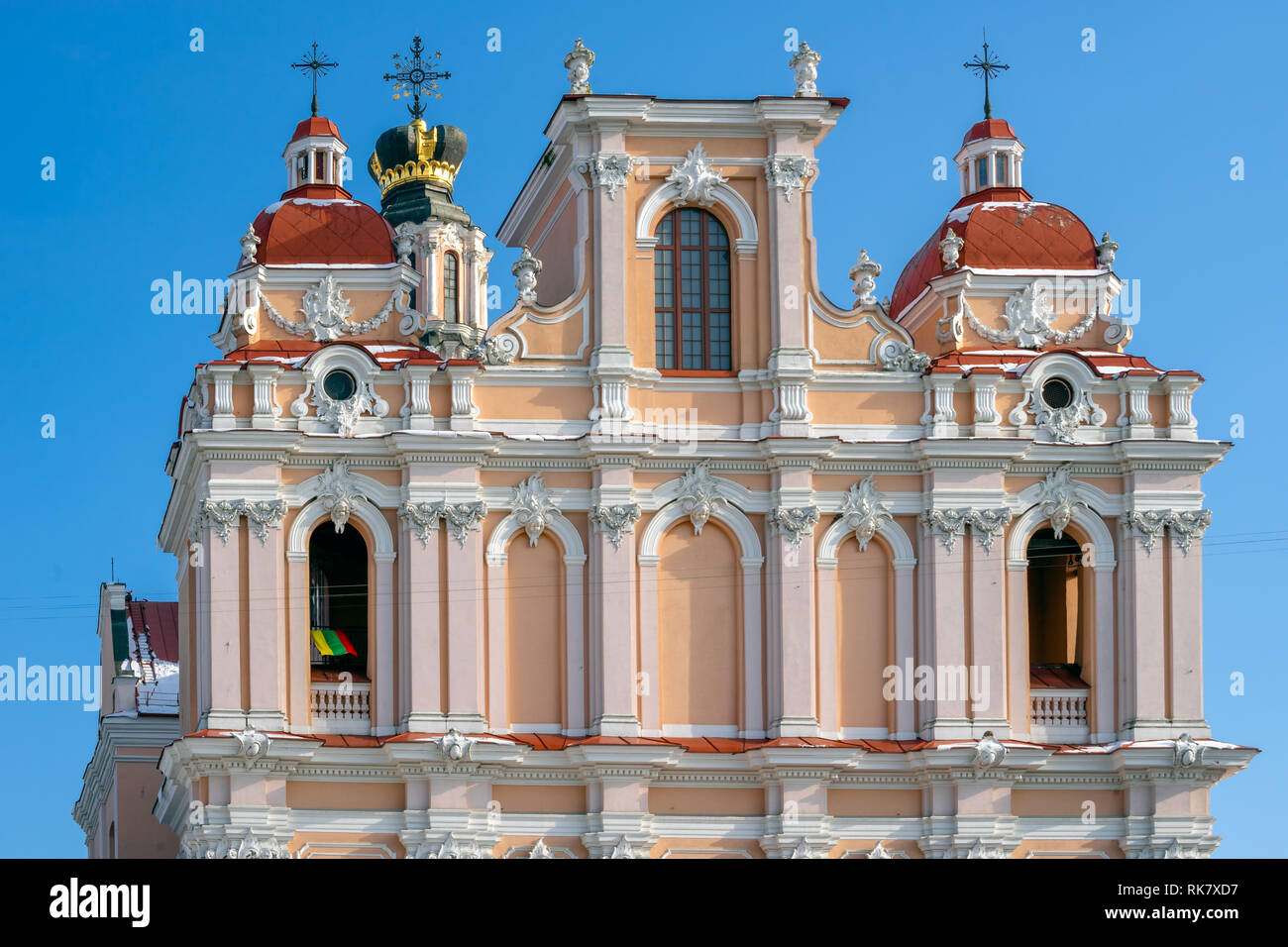 Eglise de Saint Casimir à Vilnius. Le drapeau de la Lituanie va à l'arc - décoration de fête pour le 16 février, jour de l'indépendance de la Lituanie Banque D'Images