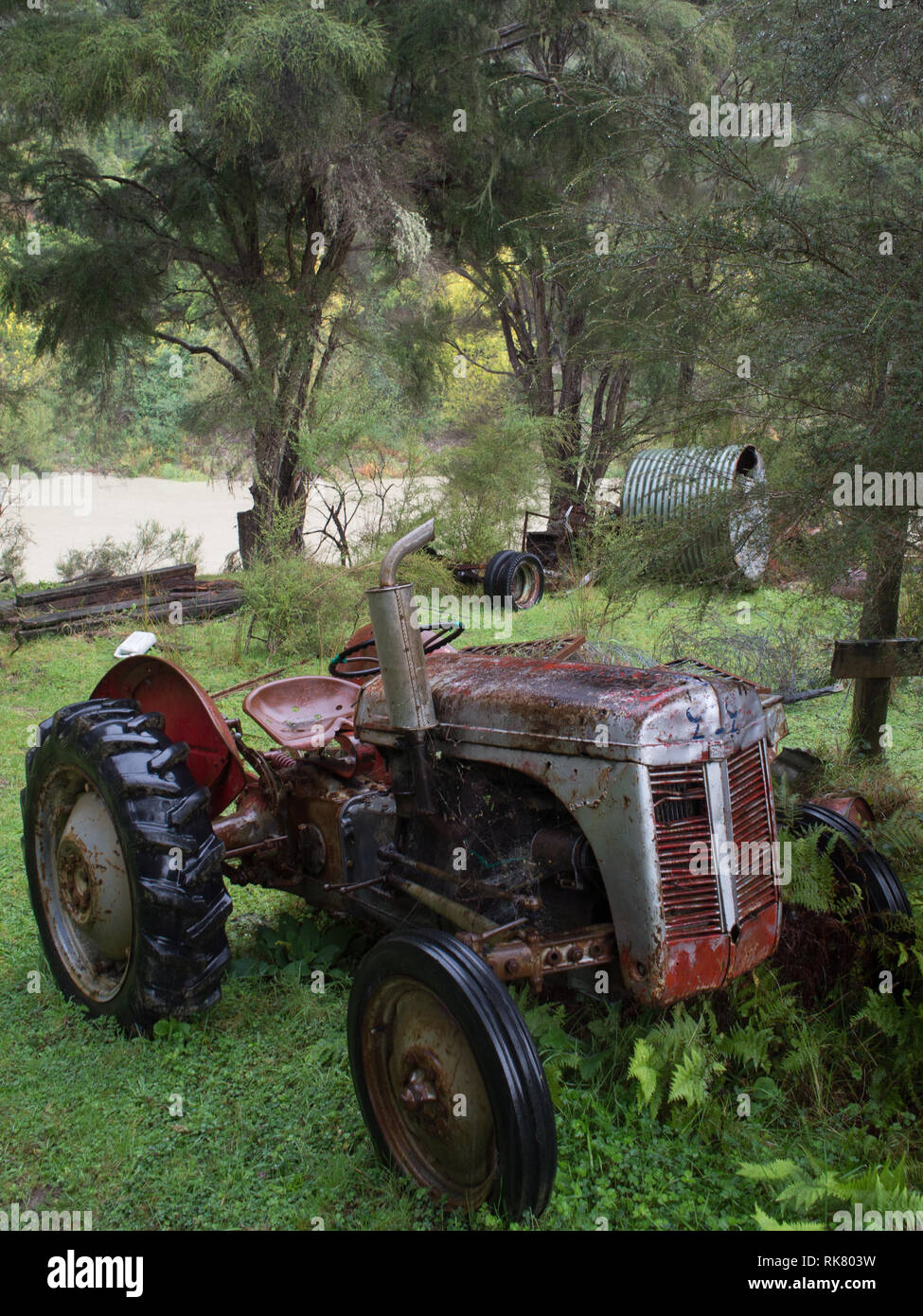 Ian rapiécé, abandonné au tracteur du, de l'épave, Te Tuhi Landing, Ahuahu, vallée de la rivière Whanganui, île du Nord, Nouvelle-Zélande Banque D'Images