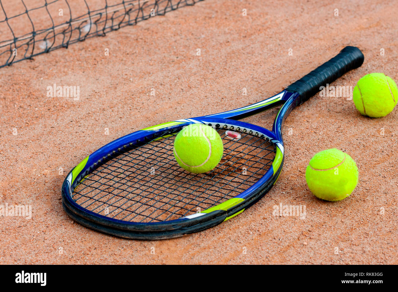 Sur le court de tennis est une raquette de tennis avec des balles de tennis  Photo Stock - Alamy