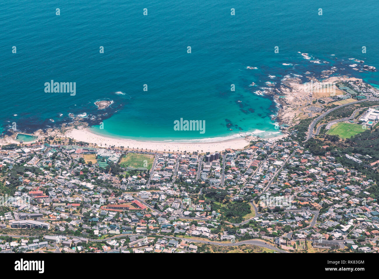 Belle vue sur la plage de Camps Bay à partir du haut de la Table Mountain à Cape Town Banque D'Images