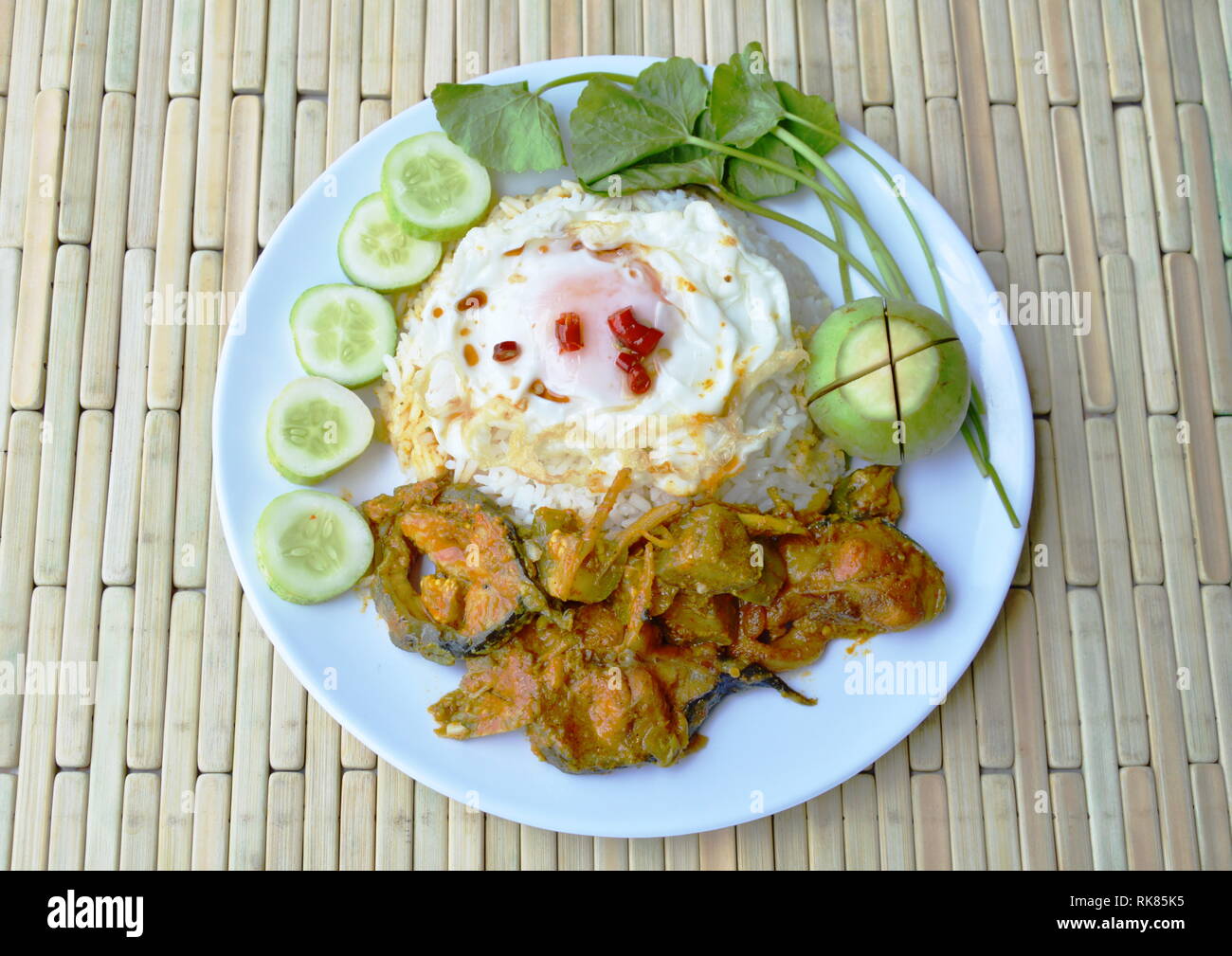 Poisson-chat épicé au curry et œuf frit sur le riz Banque D'Images