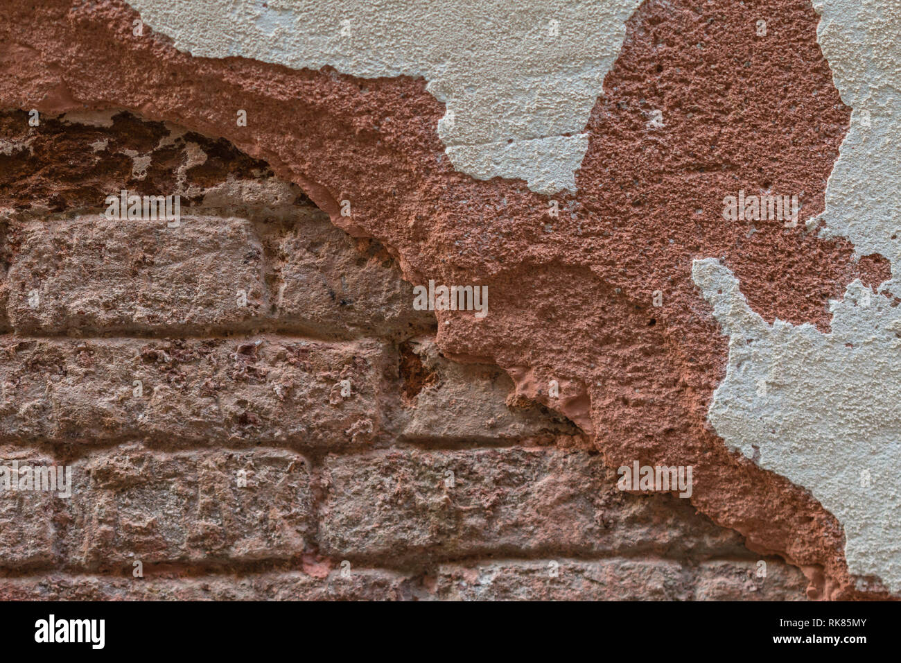 Mur de briques avec stuc détériorée Banque D'Images