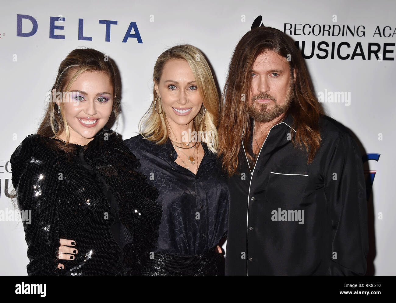 LOS ANGELES, CA - 08 février : (L-R), Tish Cyrus Miley Cyrus et Billy Ray Cyrus assister personne MusiCares de l'année hommage à Dolly Parton à Los Ange Banque D'Images