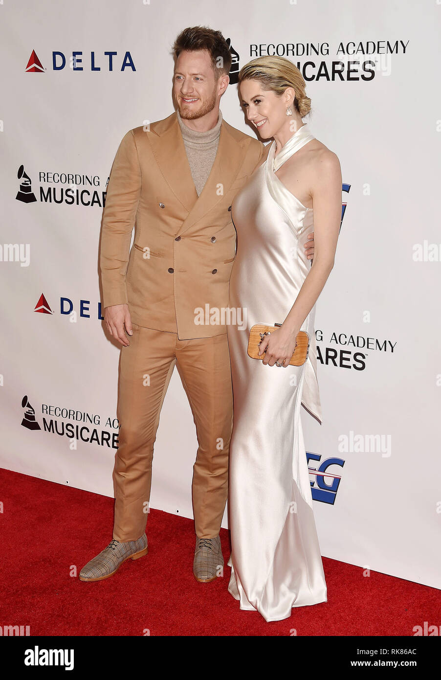 LOS ANGELES, CA - 08 février : Tyler Hubbard (L) et Hayley Hubbard assister personne MusiCares de l'année hommage à Dolly Parton à Los Angeles Convention Banque D'Images
