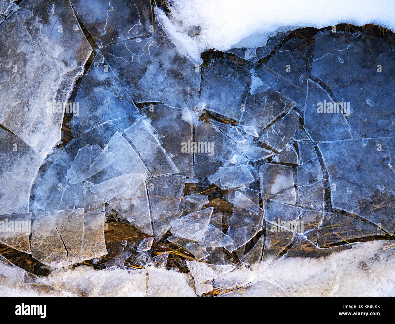 La glace brisée sur une rivière ou sur la mer. Des fragments de glace naturelle pour l'arrière plan. Bords de glace bleue après la tempête en hiver. La couverture de neige de l'Arctique écrasé. Banque D'Images