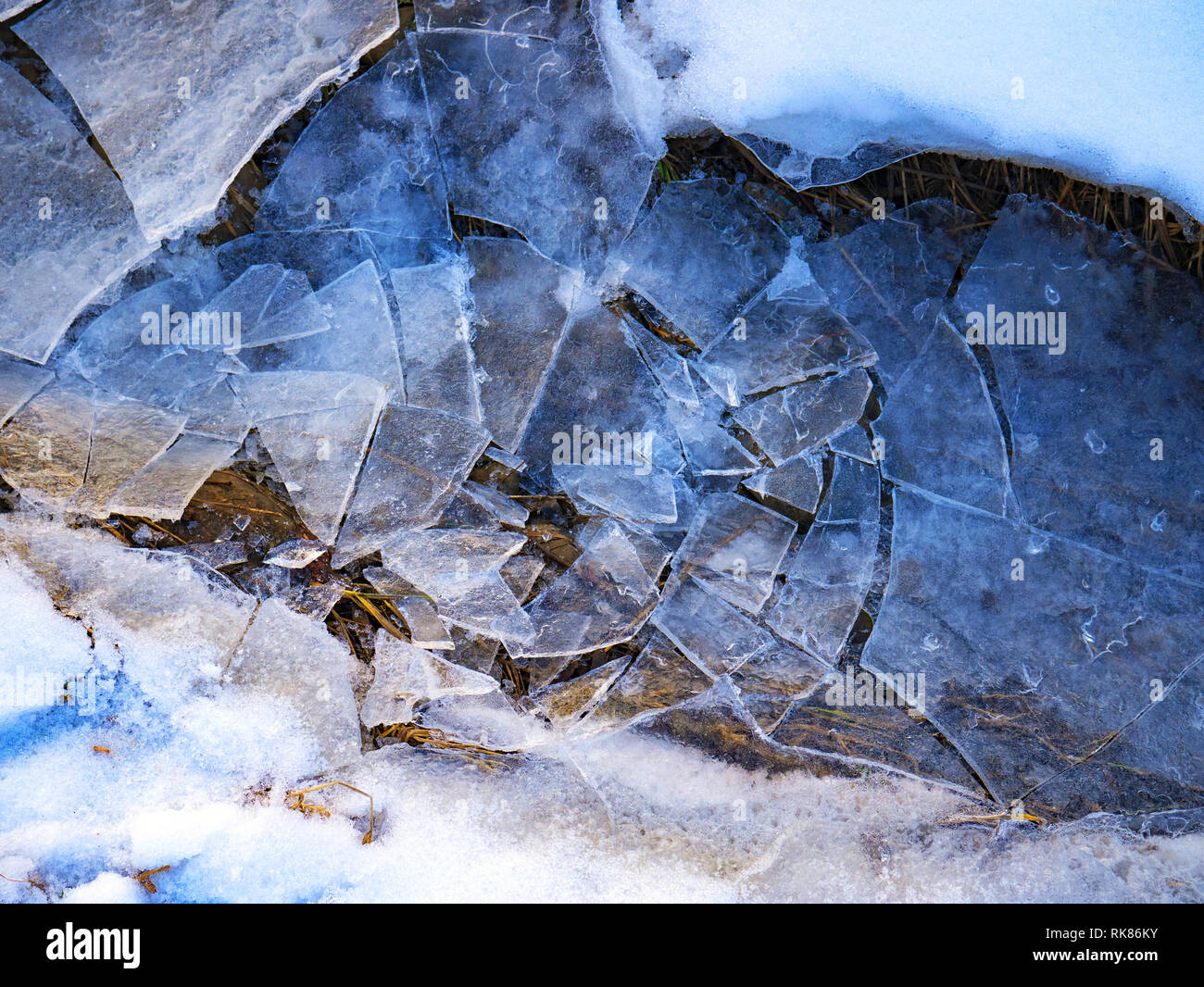 La glace brisée sur une rivière ou sur la mer. Des fragments de glace naturelle pour l'arrière plan. Bords de glace bleue après la tempête en hiver. La couverture de neige de l'Arctique écrasé. Banque D'Images