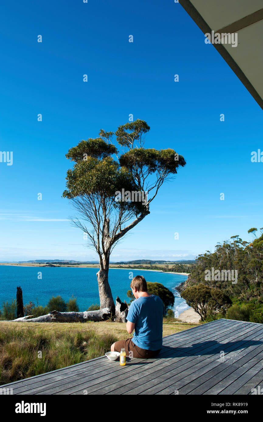 La vue d'Avalon Coastal Retreat, une villa de luxe 3 chambres hébergement près de Swansea, la Tasmanie. Banque D'Images