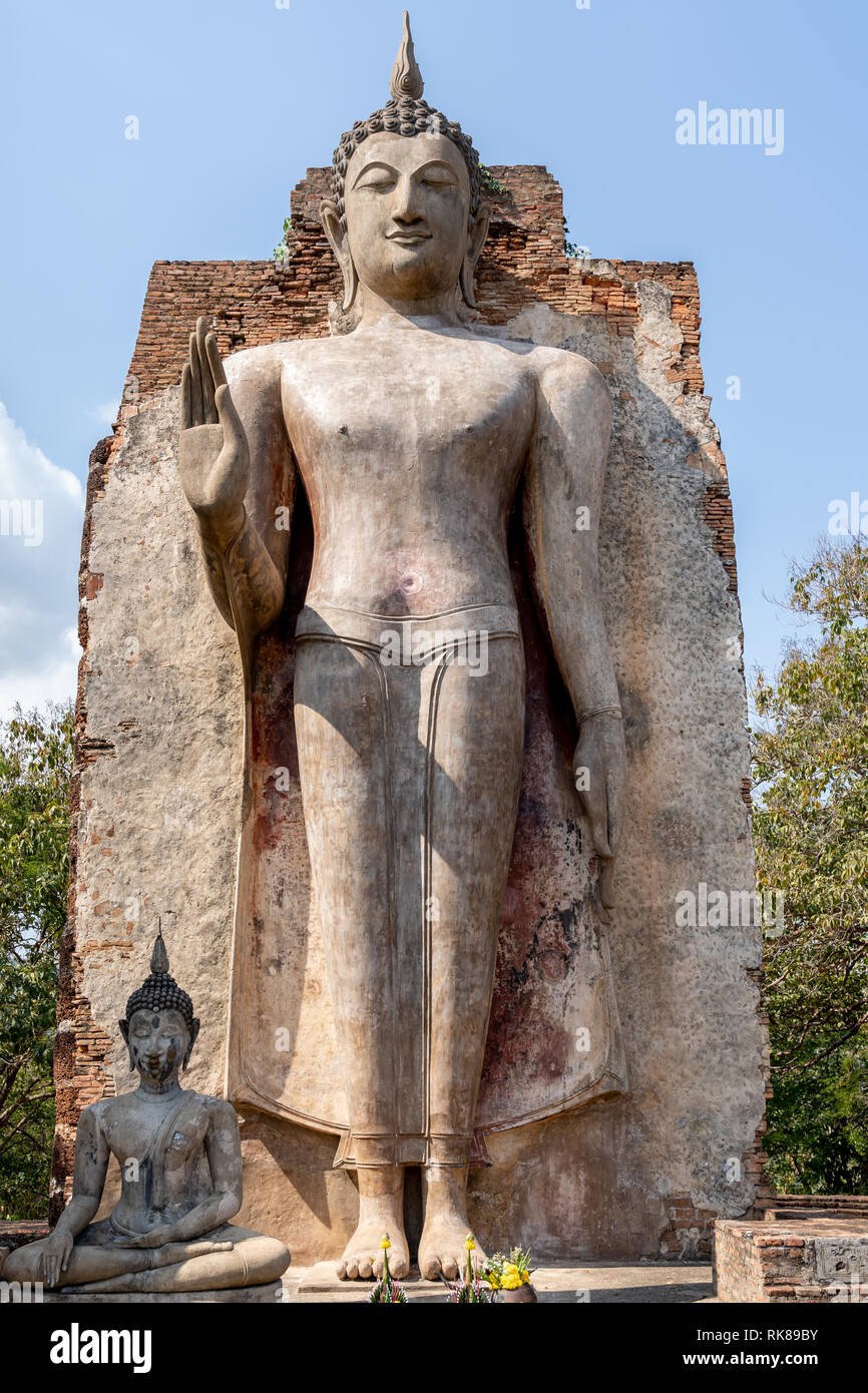 Statue de Bouddha dans la matinée à Wat Mahathat dans parc historique de Sukhothai, Thaïlande Banque D'Images