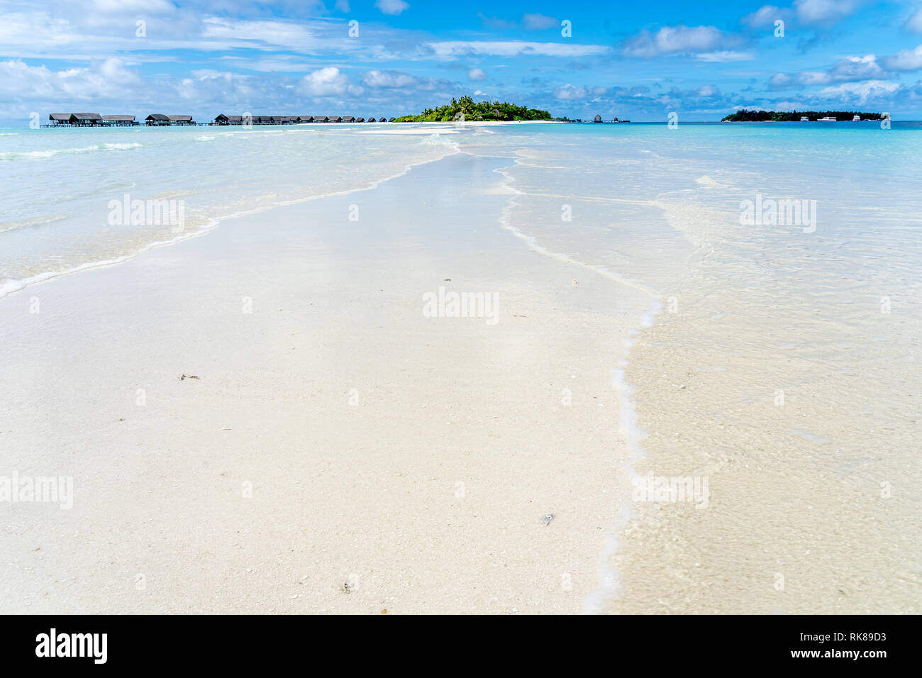 Banc de sable des Maldives avec l'île et villas d'eau en arrière-plan Banque D'Images