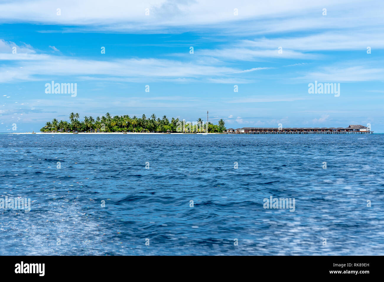 Un Maldives Island resort Vue depuis le bateau. Banque D'Images