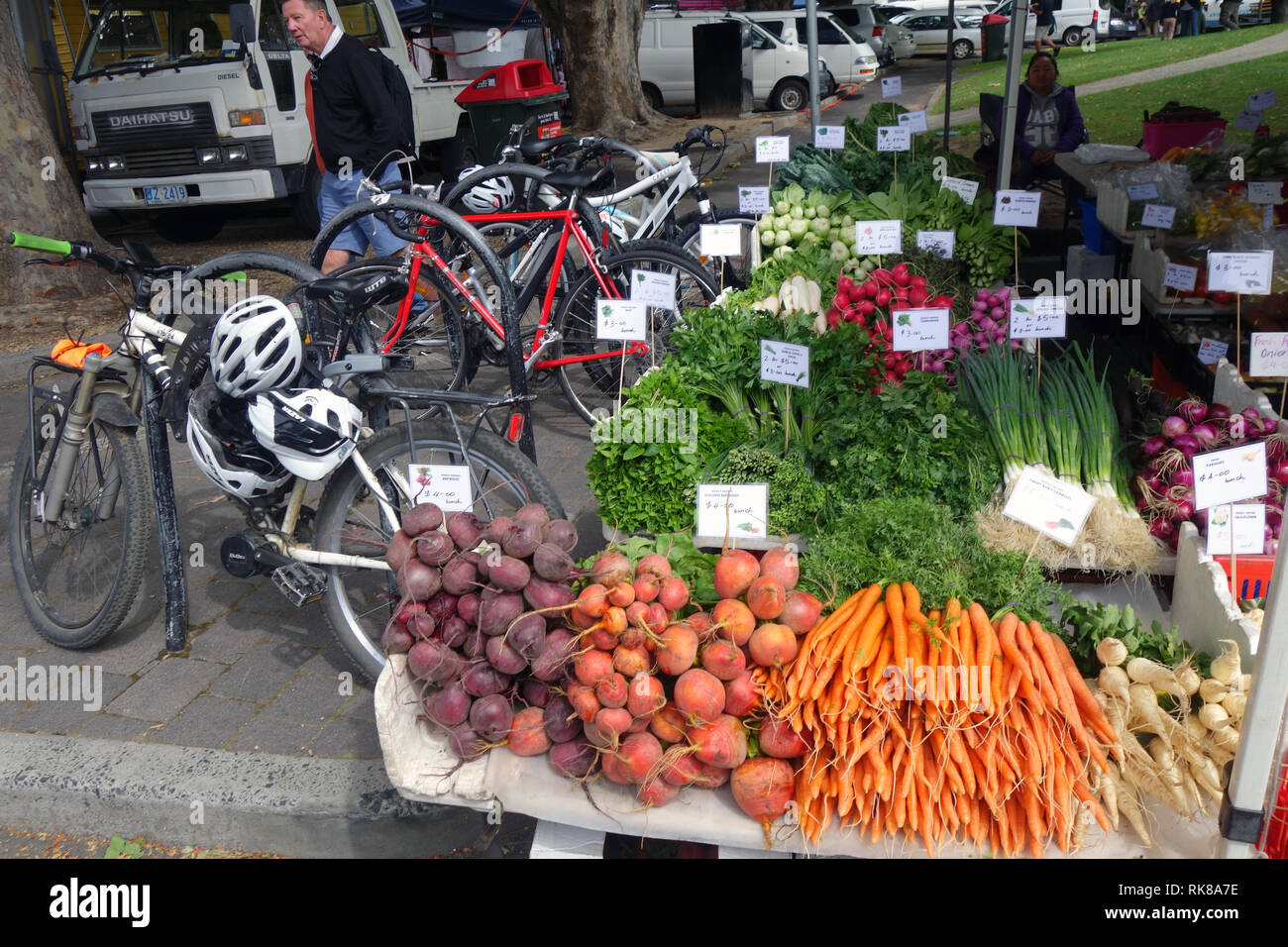 Des produits frais locaux à côté du support à bicyclettes, Salamanque, marchés, Hobart, Tasmanie, Australie. Aucune communication ou MR Banque D'Images