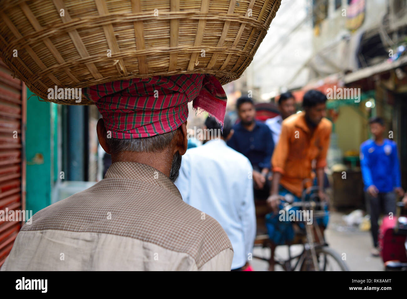 Étroite couleur ruelles du Vieux Dhaka, Bangladesh indiennes dans la rue Banque D'Images