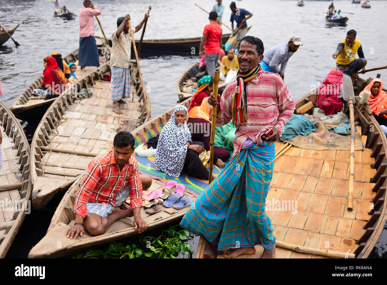 DHAKA, BANGLADESH BENGALE - 28 janvier 2019 : le trafic passager le plus achalandé port dans Dhaka. Des bateaux pour transporter les peuples de Sadarghat sur la rivière Buriganga Banque D'Images