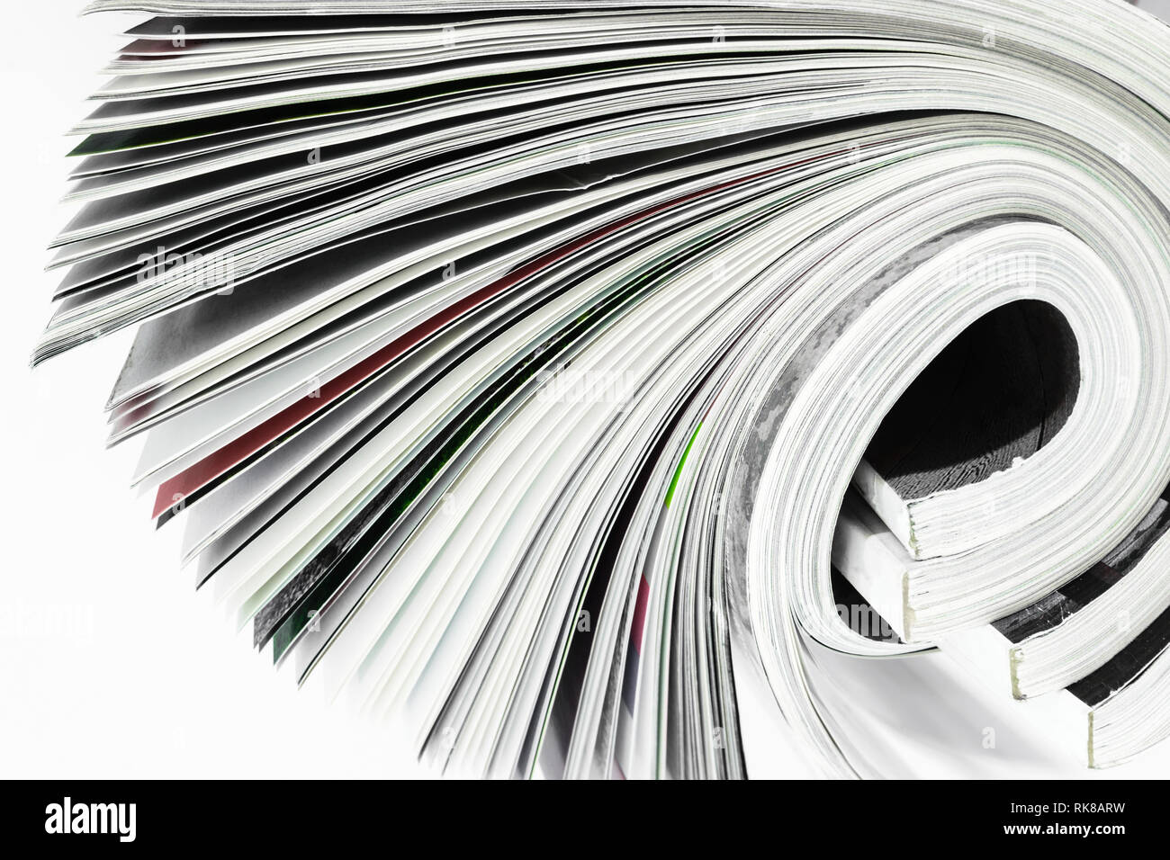 Surface de fond de quelques magazines torsadée sur fond blanc Banque D'Images