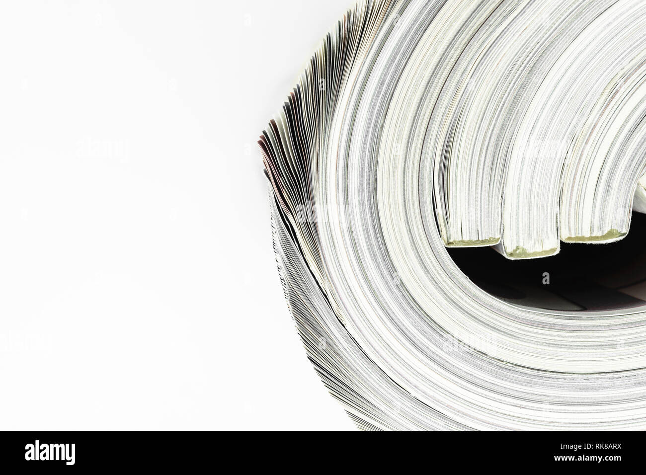 Surface de fond de quelques magazines torsadée sur fond blanc avec copie espace Banque D'Images