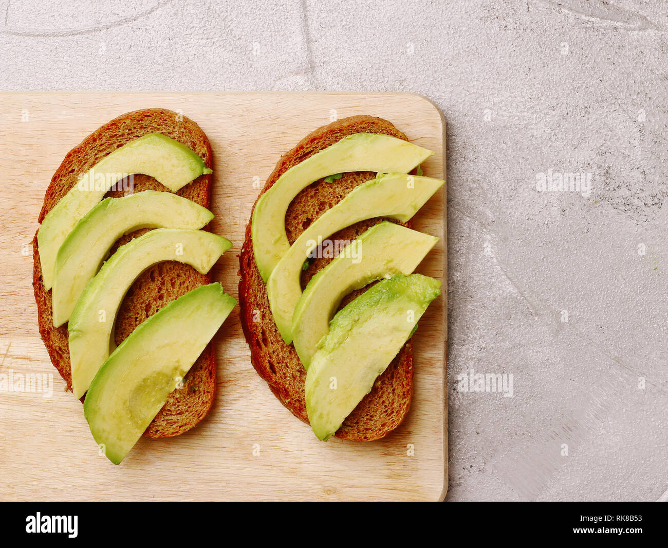 Avec de l'avocat Sandwich sur pain de seigle foncé. à base de tranches d'avocat Banque D'Images