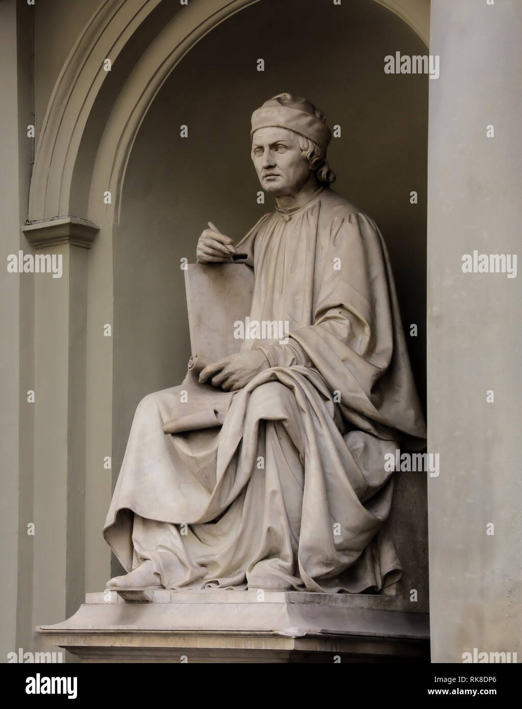 Statue de Arnolfo di Cambio par Luigi Alain Serres. Arnolfo di Cambio était un célèbre architecte et sculpteur italien de la Renaissance. Banque D'Images