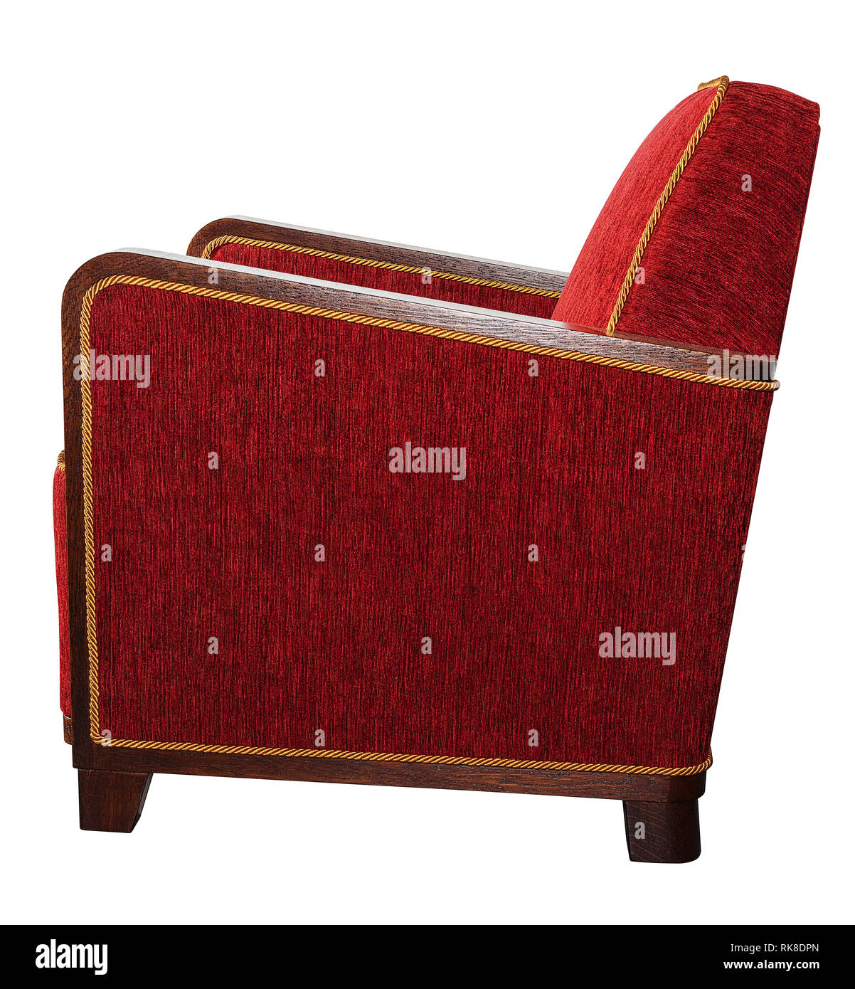 Style Art déco meubles fauteuil rouge avec accoudoirs en bois angulaire typique isolated on white Banque D'Images