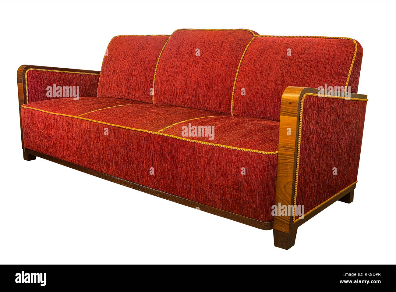 Style Art déco meubles fauteuil rouge canapé avec accoudoirs en bois angulaire typique isolated on white Banque D'Images