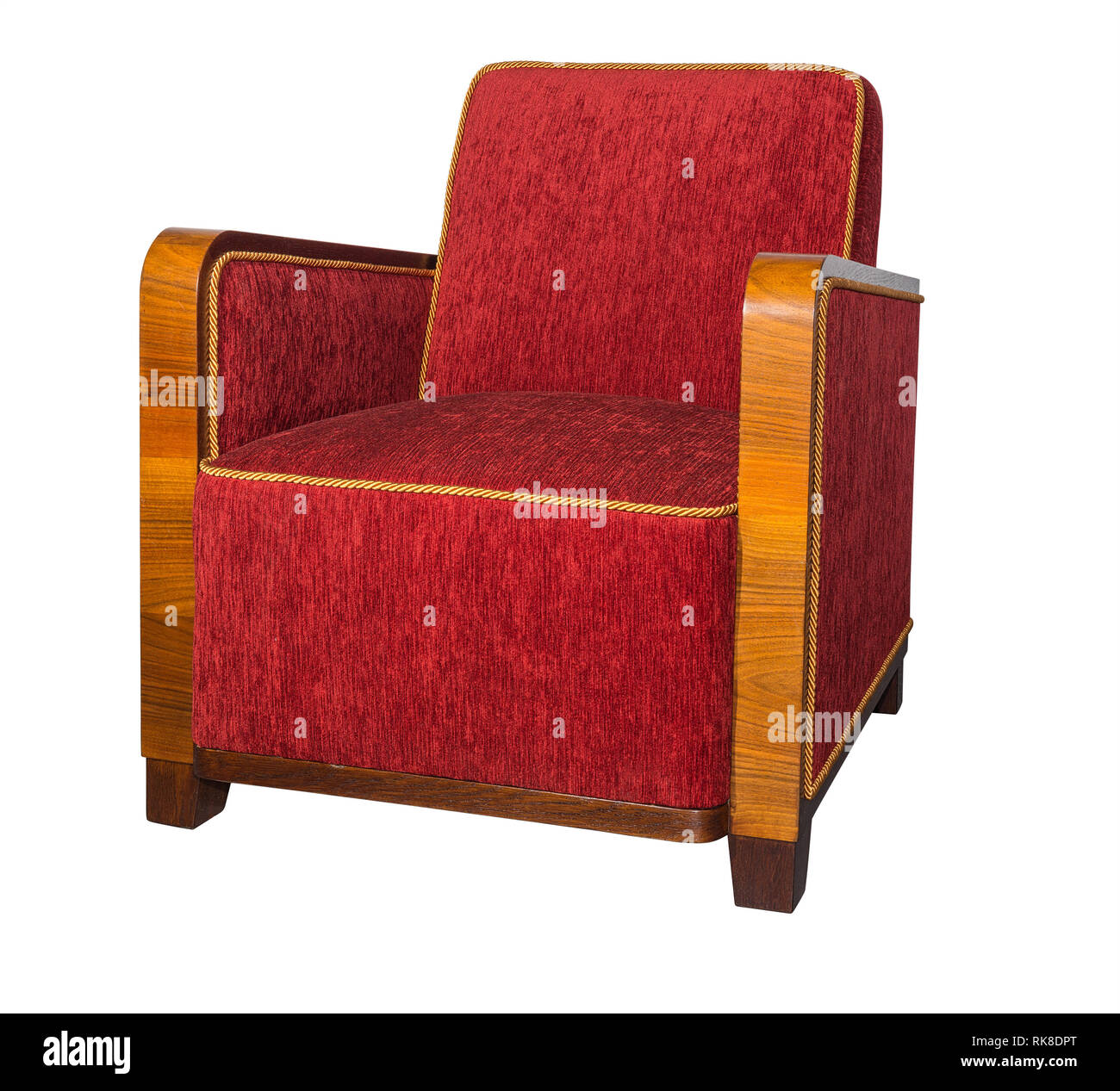 Style Art déco meubles fauteuil rouge avec accoudoirs en bois angulaire typique isolated on white Banque D'Images