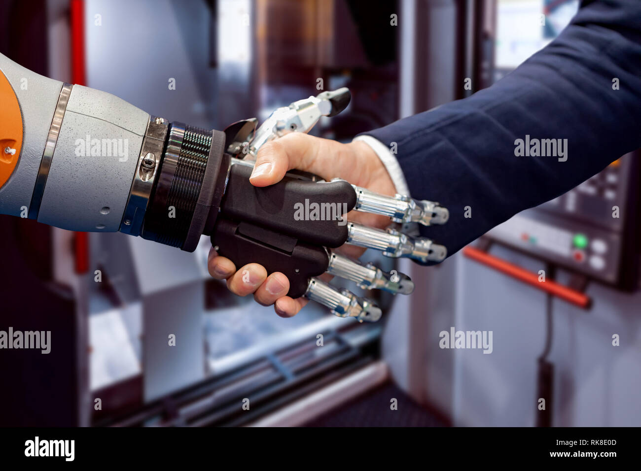 Main d'un businessman shaking hands with a robot Android. Le concept de l'interaction humaine avec l'intelligence artificielle. Banque D'Images