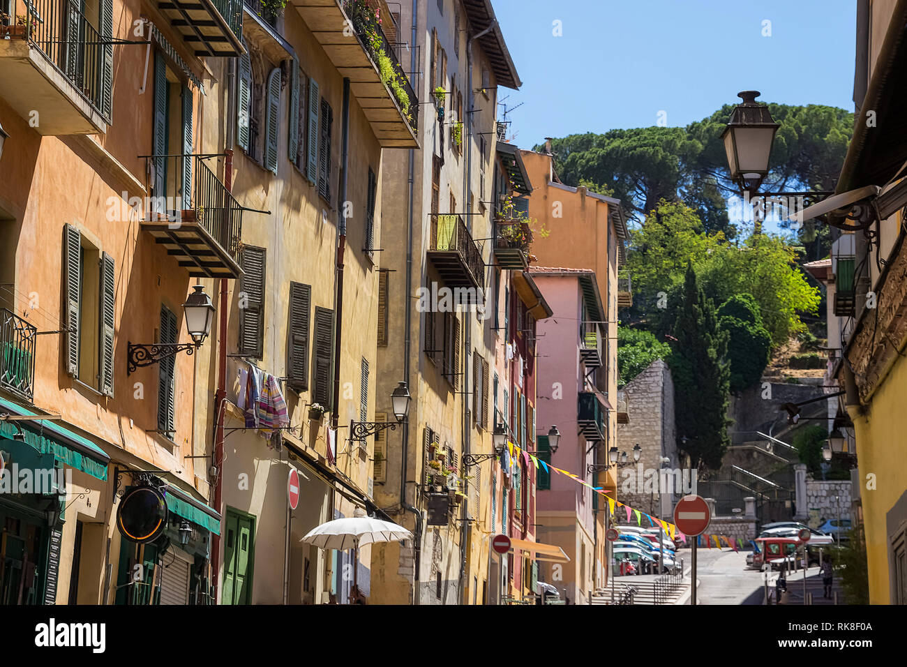 Rue étroite en partie ancienne de Nice - 5ème grande ville et l'un des plus visités en France. Banque D'Images