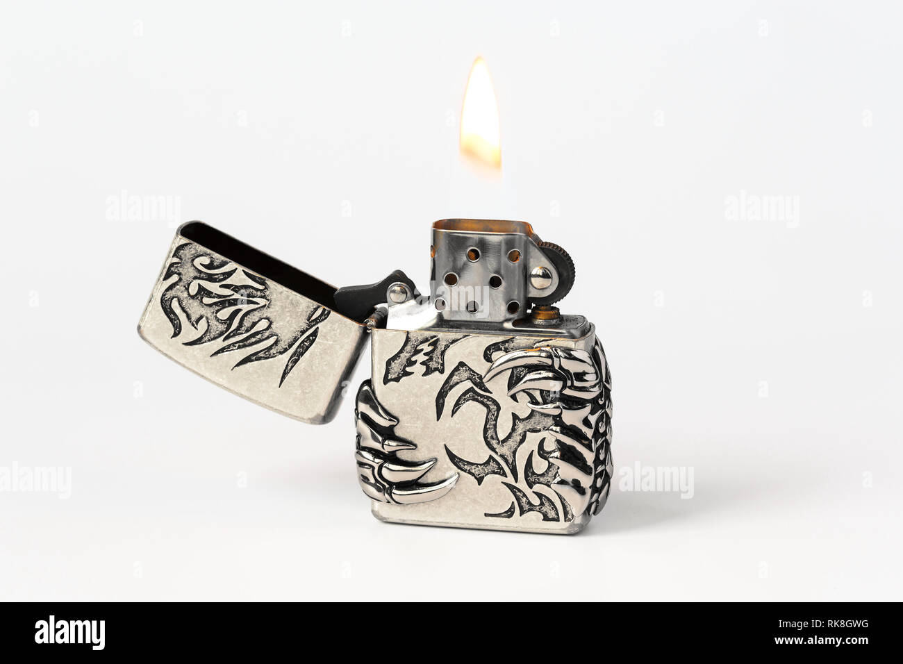 Ouvrir l'essence plus léger avec flamme sur fond blanc libre Banque D'Images