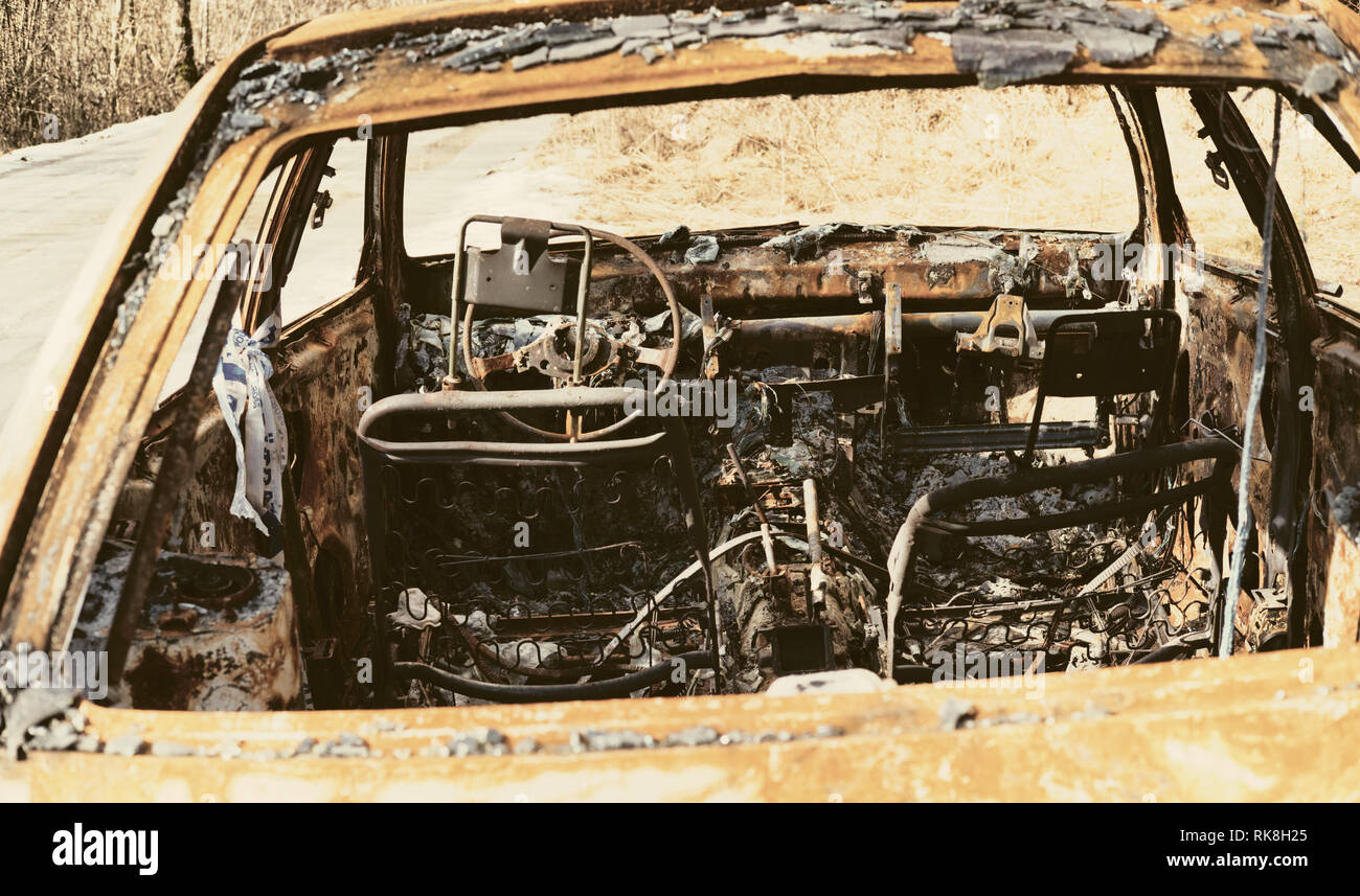 Intérieur de voiture brûlée par côté de route glacée, Suède, Scandinavie Banque D'Images