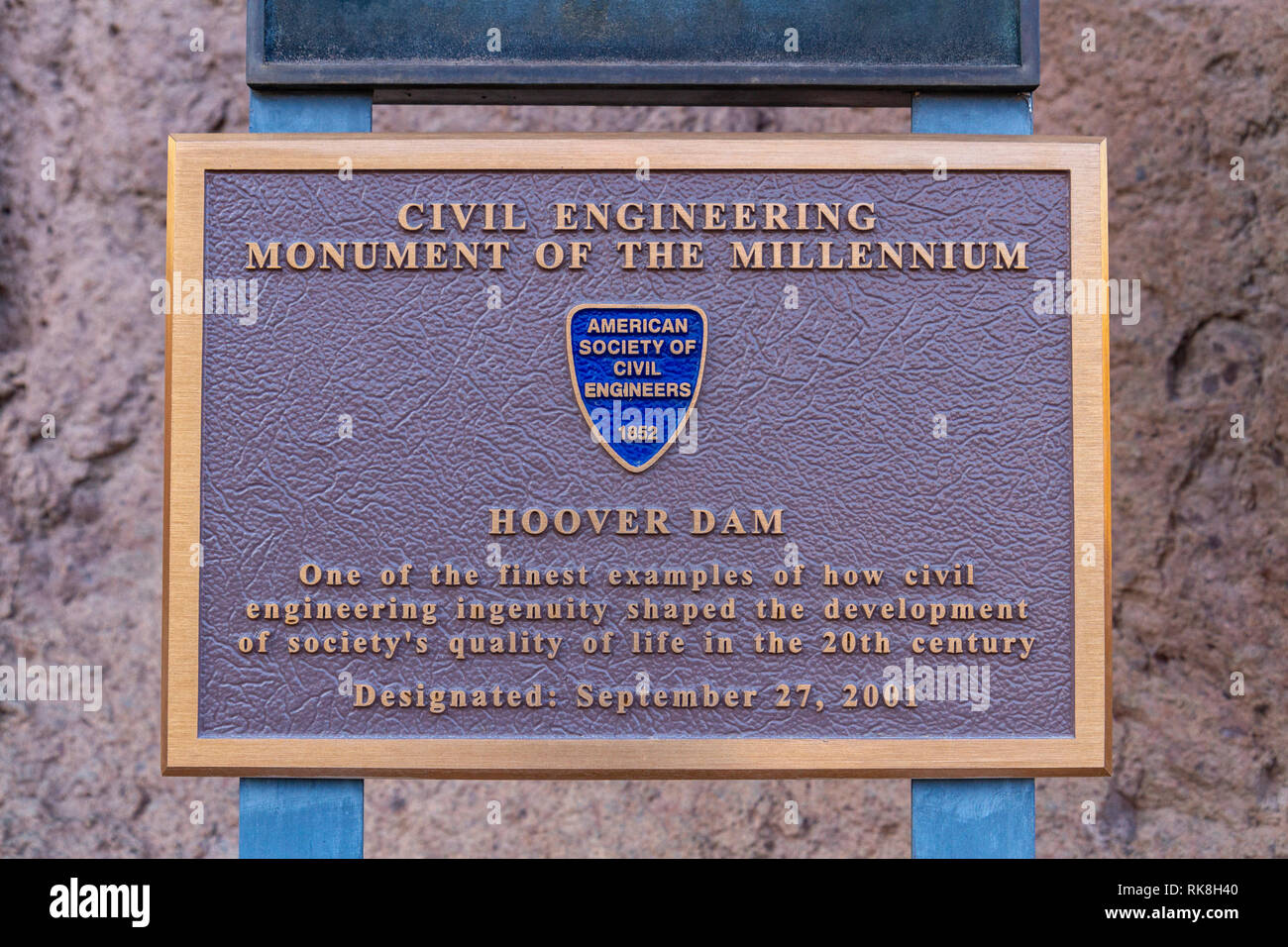 Un monument de génie civil de la plaque du millénaire (2001) dans le barrage Hoover, Nevada, United States. Banque D'Images
