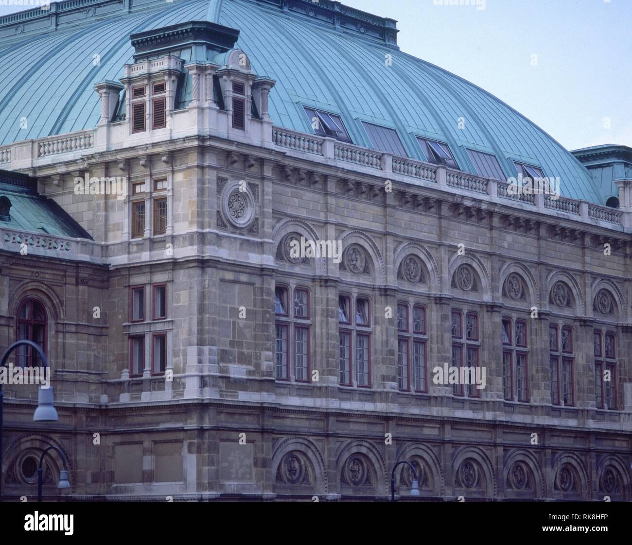 EDIFICIO NEORRENACENTISTA- 1869- RECONSTRUIDA EN 1955 DESPUES DE LOS BOMBARDEOS POR BOLTENSTERN(DET. Auteur : SICCARDSBURG / NÜLL. Emplacement : L'Opéra. WIEN. L'Autriche. Banque D'Images