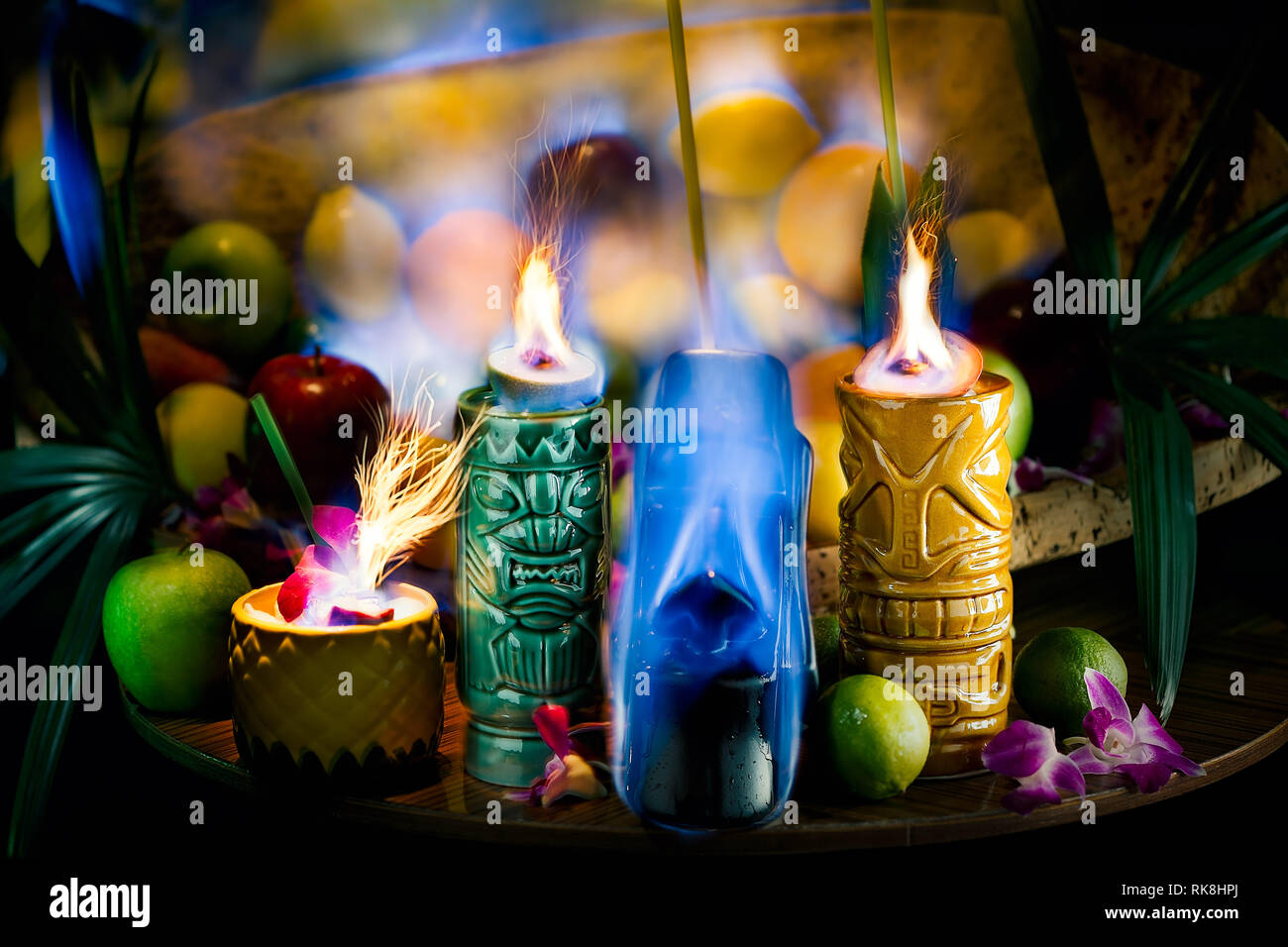 Sélection de cocktails Tiki au feu avec fruits et orchidées Banque D'Images