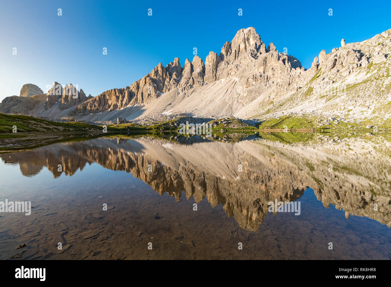 Reflet du Mont Paterno sur la surface des Piani lacs en été. Dolomites de Sesto, Trentin-Haut-Adige, Italie. Banque D'Images